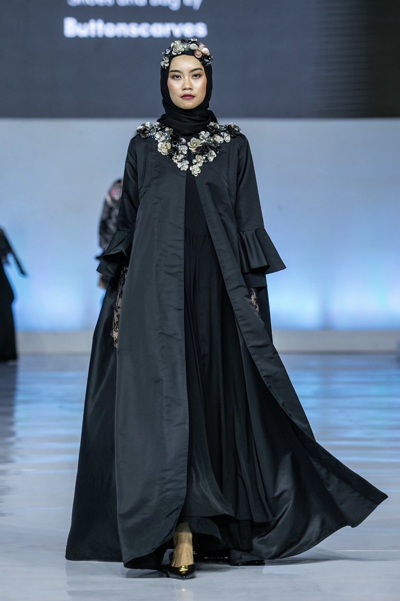 jmfwofficial's tweet photo. Benang Jarum Couture presents their collection that features elegant and classy style in its pieces. The collection is dominant with black colors which makes it look formal. Photo by Honda Tranggono and Muhammad Zaki.

#EmbracingJMFW
#Throwback
#JakartaMuslimFashionWeek
#JMFW https://t.co/XyKxhqDiuE