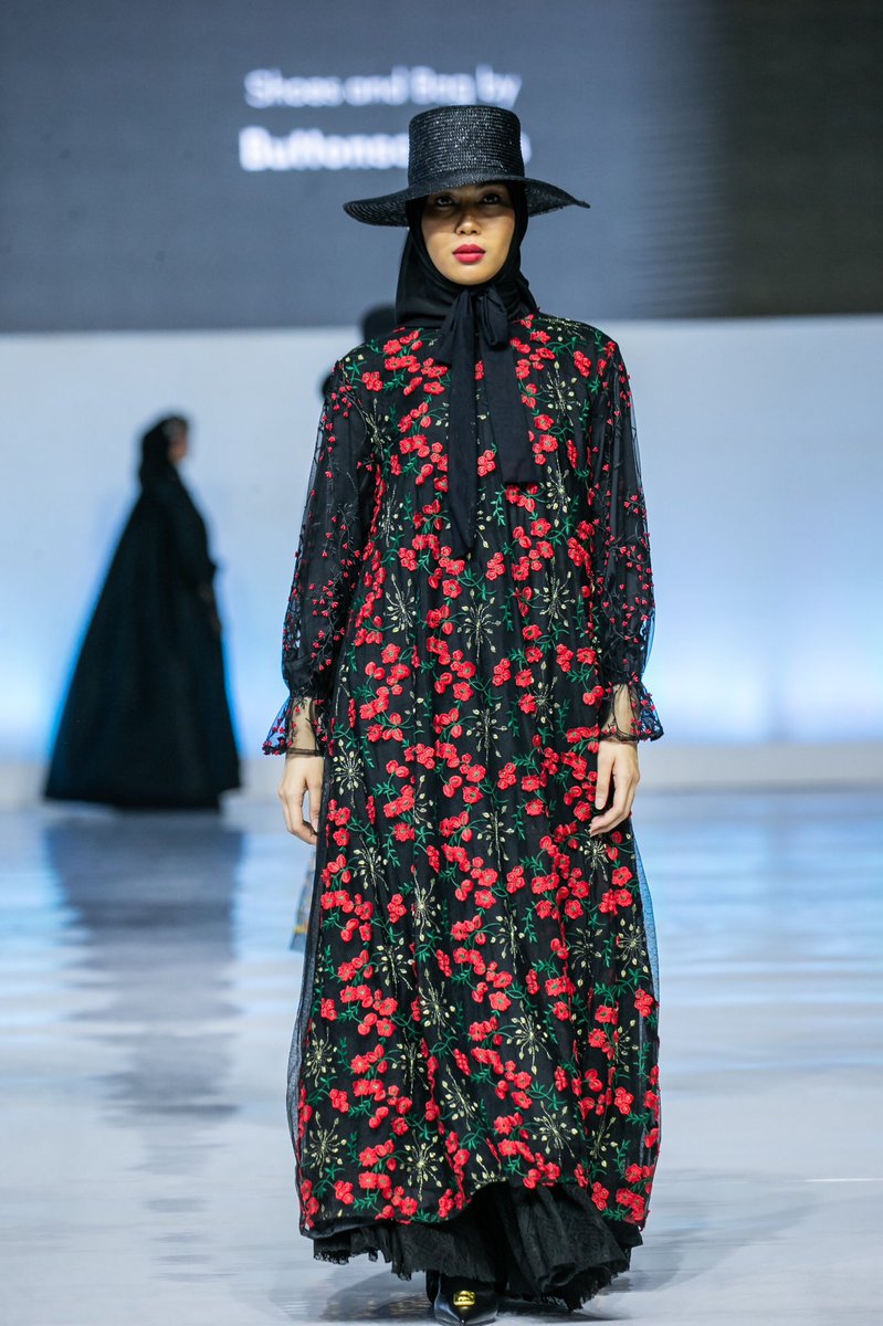 jmfwofficial's tweet photo. Benang Jarum Couture presents their collection that features elegant and classy style in its pieces. The collection is dominant with black colors which makes it look formal. Photo by Honda Tranggono and Muhammad Zaki.

#EmbracingJMFW
#Throwback
#JakartaMuslimFashionWeek
#JMFW https://t.co/XyKxhqDiuE