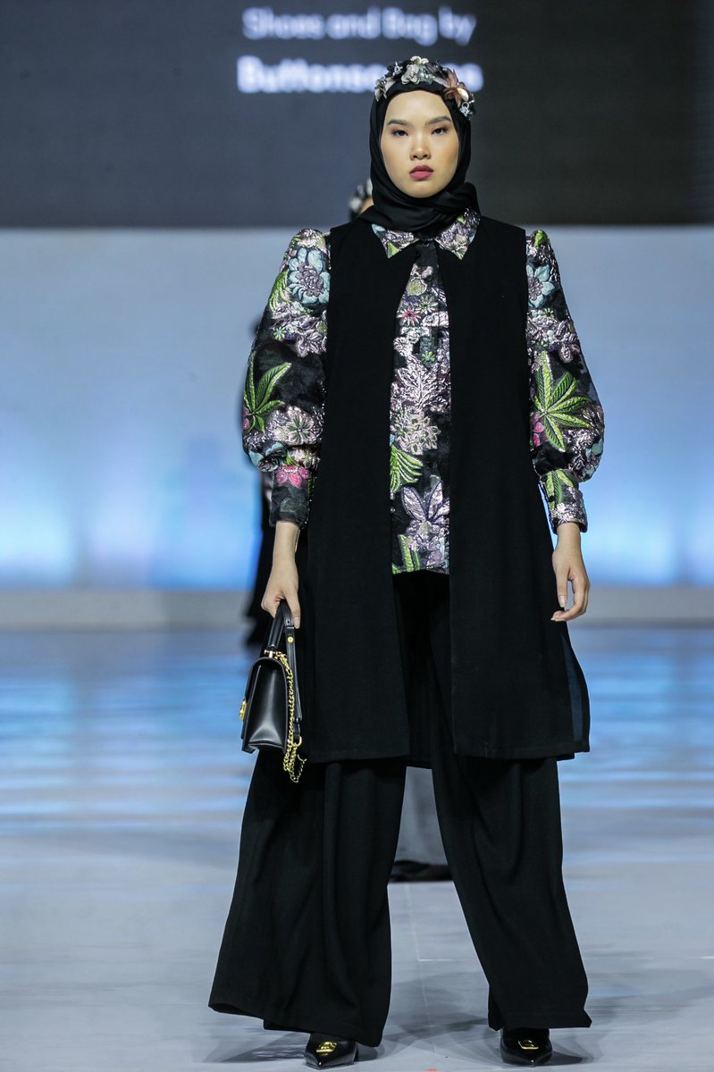 jmfwofficial's tweet photo. Benang Jarum Couture presents their collection that features elegant and classy style in its pieces. The collection is dominant with black colors which makes it look formal. Photo by Honda Tranggono and Muhammad Zaki.

#EmbracingJMFW
#Throwback
#JakartaMuslimFashionWeek
#JMFW https://t.co/XyKxhqDiuE