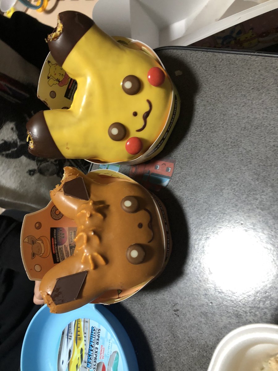 junjuntarocyan's tweet photo. 2歳の甥っ子がミスドのドーナツ芸術的な食べ方してた笑 https://t.co/J2fHjEfI7Z