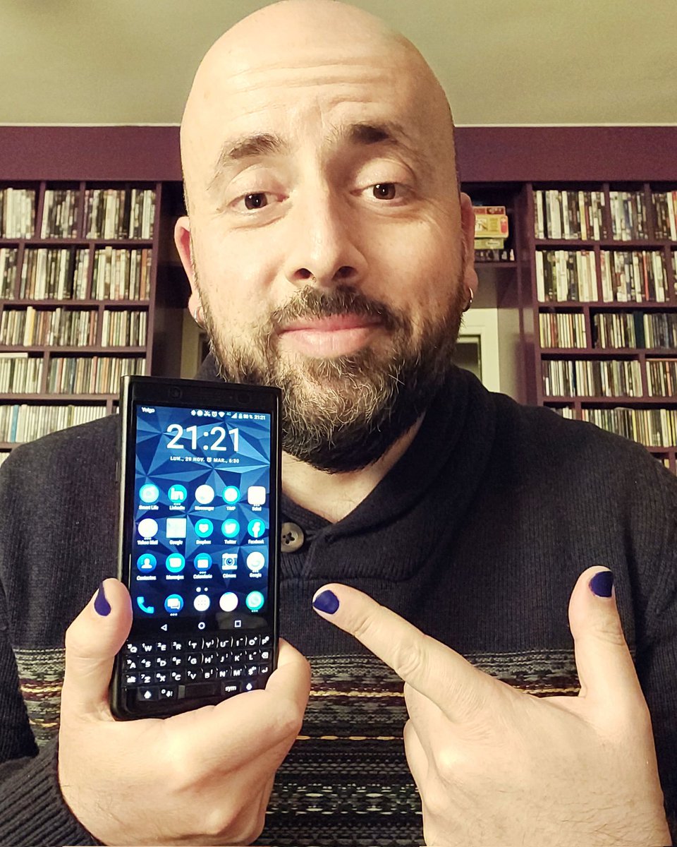 tomasee's tweet photo. Mi #Blackberry cumplió ayer 4 años... Sí, siguen existiendo. Sí, son una maravilla. Sí, funciona... a pesar de que justo el finde me dio un susto, nada como un buen reseteo y vuelta a instalar todo para quedar como nueva.

#keyone #blackberrykeyone #happybirthday #mobile https://t.co/r3KH14R5zY