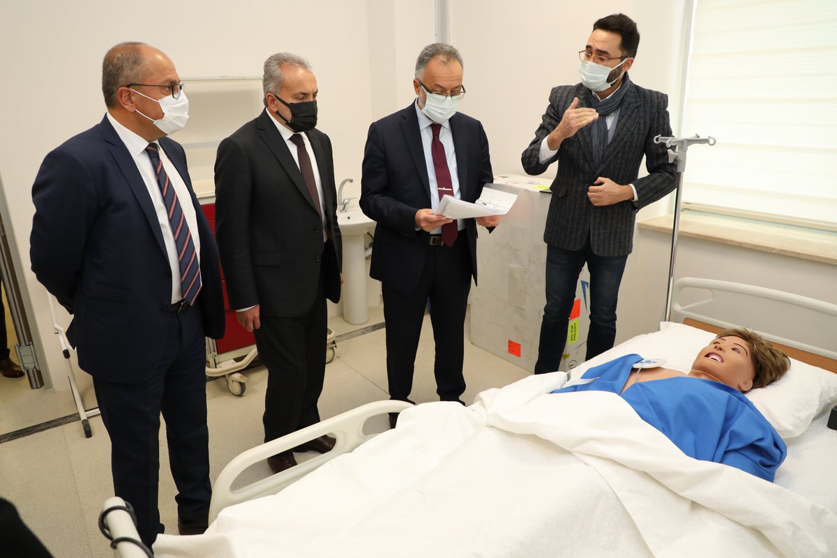 YÖK BAŞKAN VEKİLİ PROF. DR. M.İ.SAFA KAPICIOĞLU FAKÜLTEMİZİ ZİYARET ETTİ
YÖK Başkan Vekili Prof. Dr. Kapıcıoğlu beyaz önlük giydirme programına katılmak için geldiği Fakültemizde bir takım incelemelerde bulundu.