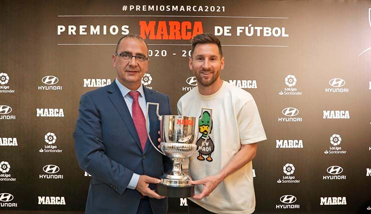 Vkgameone's tweet photo. 【VKGAME】Lionel Messi vừa vinh dự nhận danh hiệu Quả bóng vàng thứ 7 trong sự nghiệp. Một cơn mưa giải thưởng dành cho siêu sao người Argentina, khi mà anh còn có thêm các danh hiệu khác.
#VKGAME #Thểthao #Bóngđá #SPORTS https://t.co/1ujtHrrDw4