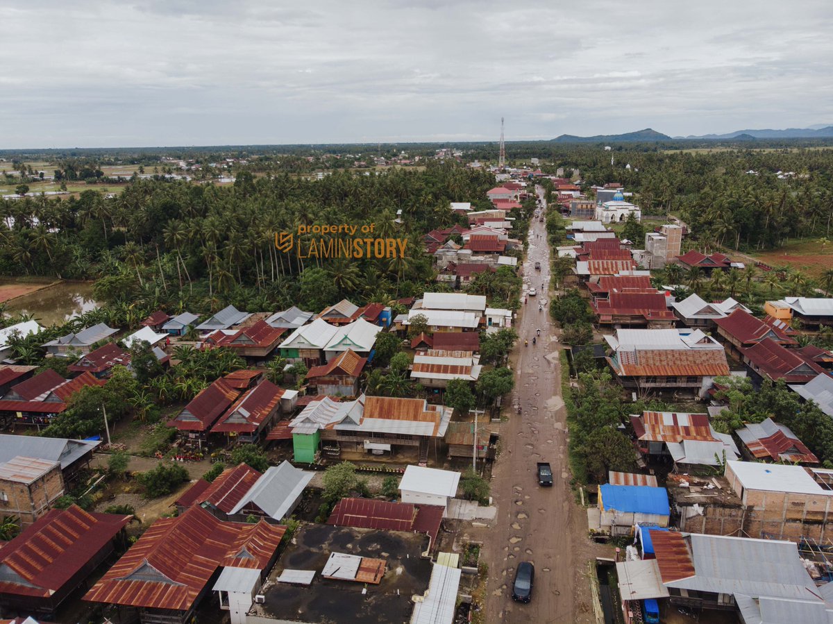 Kondisi terkini Jalan Poros Pinrang - Sidrap dari view Drone salah satu warga. Semoga segera dibenahi karena jalan tersebut adalah akses satu2nya yg tercepat menuju Pinrang dari Sidrap, begitupun sebaliknya.