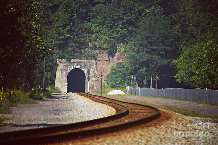 KerriFar's tweet photo. Big Bend Tunnel in #TalcottWV - still being used daily ~ https://t.co/af2skcpMhi ~ Home of the #JohnHenryLegend ~ #WestVirginiaViews #ExploreSummersCo #NewRiverNature https://t.co/jhSO2IAed3