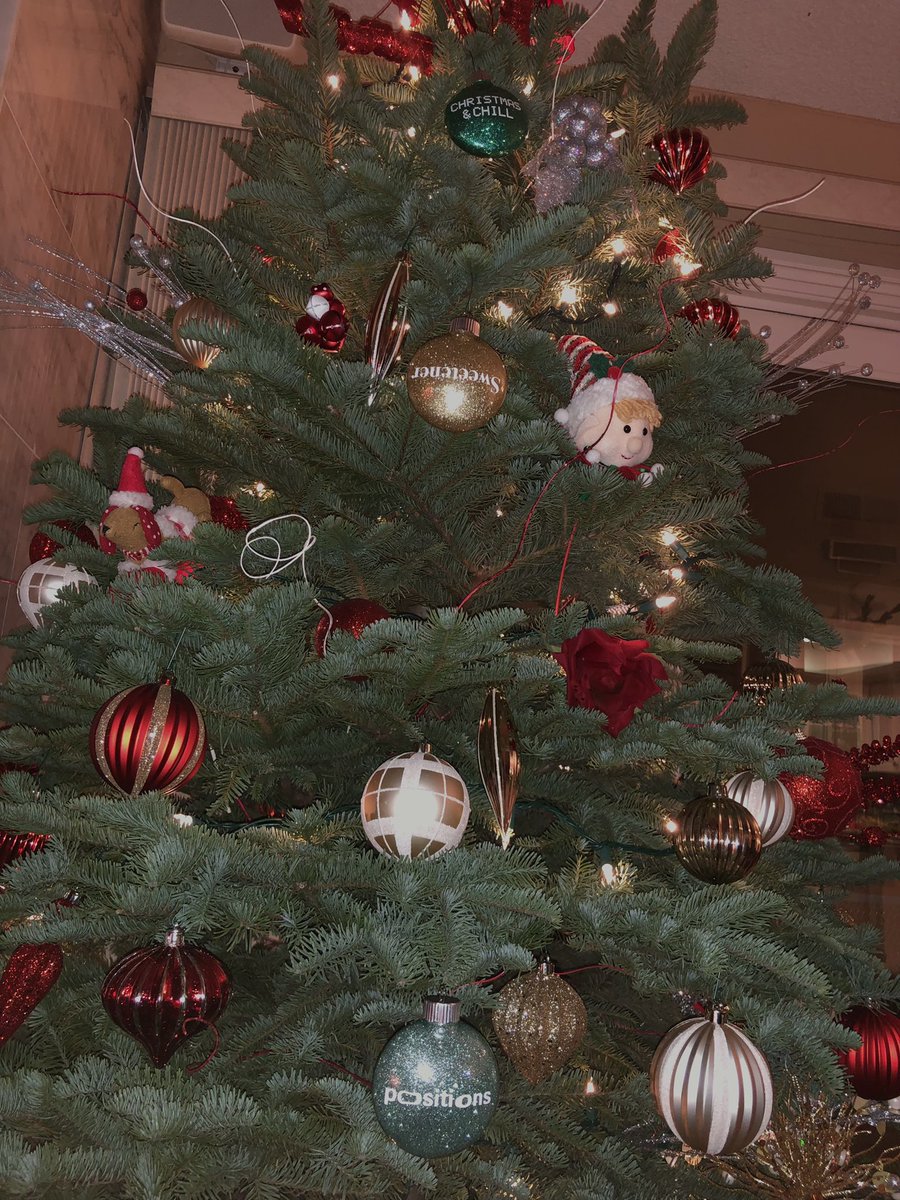 zaynsdivinee's tweet image. peep the ariana ornaments 😌