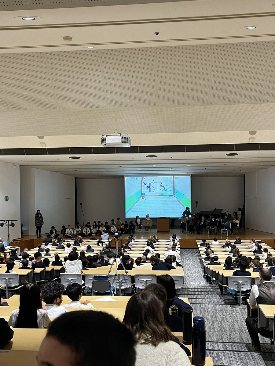 An exciting afternoon here at Showa watching the a Year 6 show. Shake a leg Year 6!