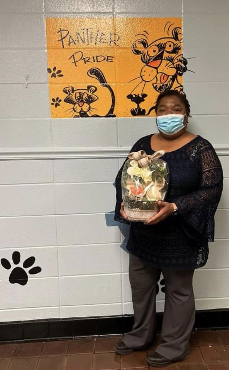 DrTameraRCarter's tweet photo. Today we would like to celebrate our Teacher of the Year, Mrs. Cynthia Green! Mrs. Green was gifted a customized basket from her Payne Elementary Family! We love you and are super proud of you! Keep Going Mrs. Green✨
#TeamSelmaConnected
#presentengagedconnected
@SCSStudentsFir1 https://t.co/IH3Z1f7OkK