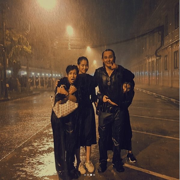 only4ht's tweet photo. อย่าลืมทานยานะคะกลัวไม่สบาย เห็นตากฝนไปไหว้ศพโต๊ะ9 #SITALA https://t.co/1c9blr93YJ