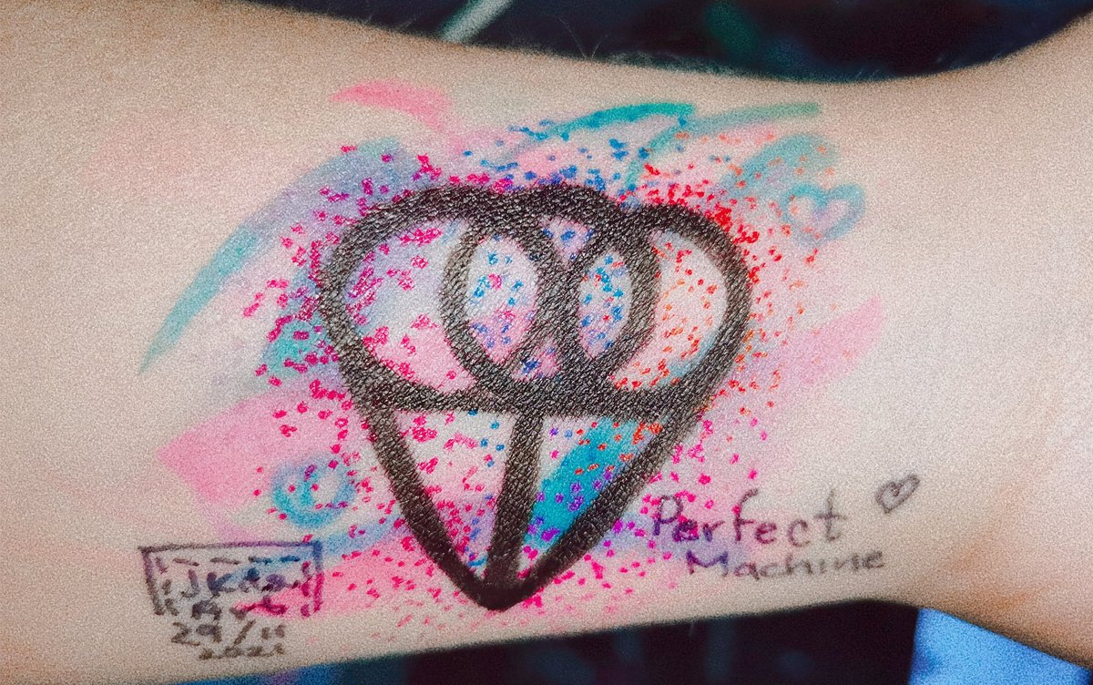 JKitsuArt's tweet photo. Simbolos que me encantaría tatuarme algún día parte 3

Perfect Machine 💜

Dije que lo haría un lunes pero no dije cuál 😂😅

Soy capaz de tatuarme todos los símbolos de #Starset si pudiera 🥺

@starsetonline #PerfectMachine #Divisions https://t.co/r0vPYgjYDG