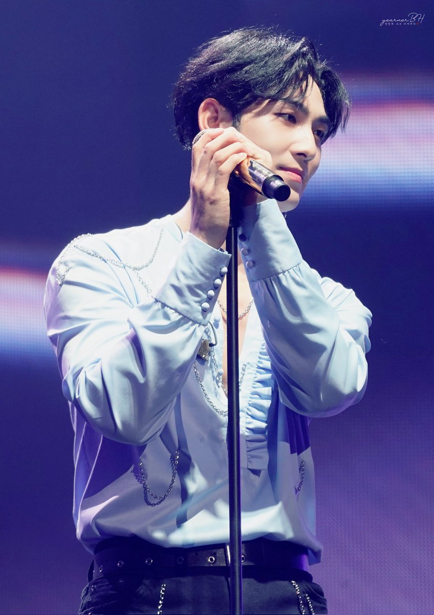 KBH950721's tweet photo. 211128 NU'EST CONCERT 
＜THE BLACK＞  DAY 3

🌹 영원히 내내 어여뻐라
 동호야 무슨 생각해? ♡

#뉴이스트 #NUEST
#강동호 #백호 #BAEKHO #姜東昊 https://t.co/jo5uf3FZeq