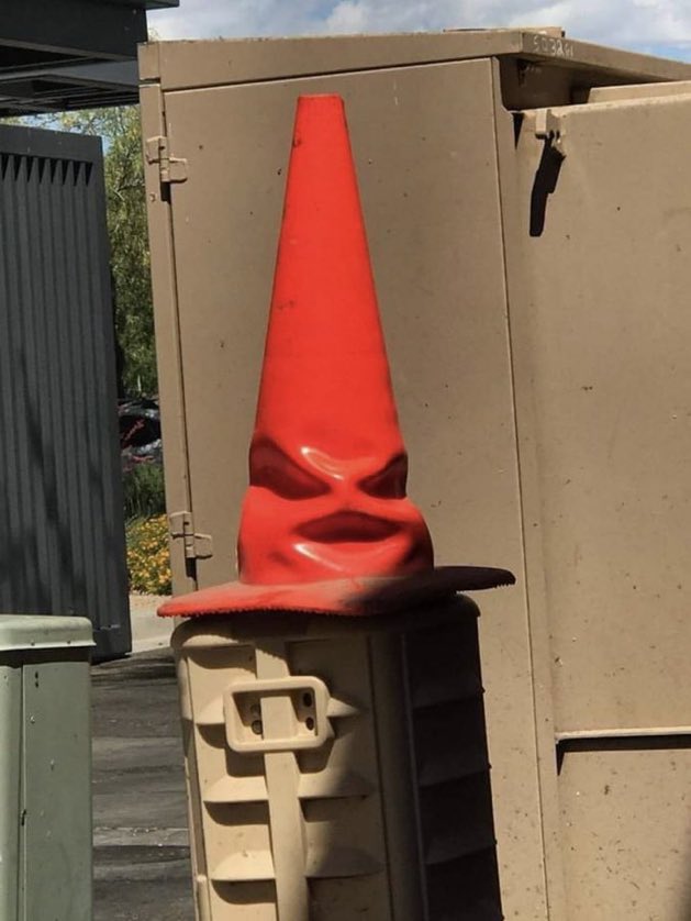 ไม่เอาสลิธีริน ไม่เอาสลิธีริน แน่ใจเหรอ เธออาจยิ่งใหญ่และสลิธีรินจะช่วยทำให้เธอยิ่งใหญ่ ไม่เอาสลิธีรินได้โปรดเถอะ คัดไปอยู่..กริฟฟินดอร์