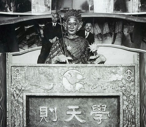 ブリキの鉄腕アトムにマジンガーの超合金から変形合体ロボ、現在のロボプラモに二足歩行可能なラジコンロボ。どれだけ人型ロボット好きなのだ日本人?これは90年前のロボット。字が書ける。 