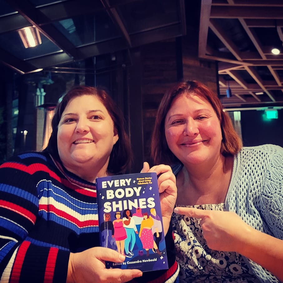 CassNwrites's tweet photo. Ohemgee!!I just got to spend time with the amazing Kelly deVos @KdeVosAuthor who also happens to be a contributor for #everybodyshines and my heart is full🥰💜🥰💜🥰
Funny side note, at 1st thought I was texting Kelly the pics, turns out I texted my El Pollo Loco delivery guy lol https://t.co/LqNSPpzjL4