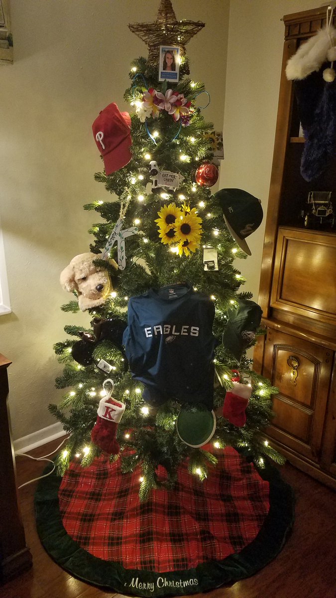 NancyCarrow's tweet photo. We decided to decorate @KellyCarrow's tree this year for her. It's not done yet but I think it's coming together nicely. 🎄🎁❤🌻💚 #KC #stitchdisneyears #USFhatandring #Phillysports #ChickFilAcow #sunflowers https://t.co/DgpLiTBiBf