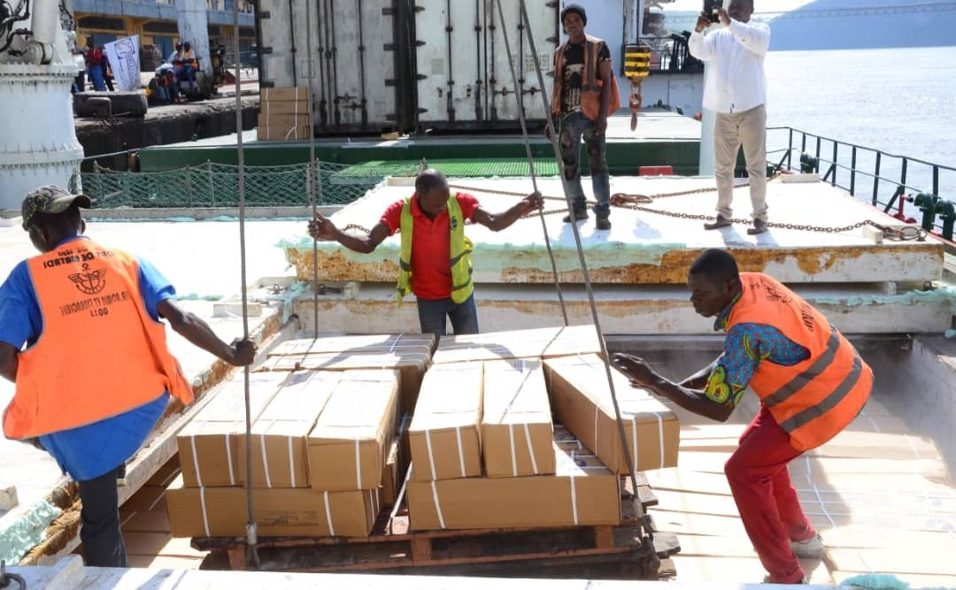 pepele_news's tweet photo. ⚡🇨🇩⏰Bon réveil à tous et Bienvenue sur #PEPELE_NEWS/ À LA UNE de ce matin en #RDC #Société: Le 1er lot de chinchards importés de la Namibie est arrivé ce lundi à #Matadi au Kongo-Central. Il s'agit de plusieurs tonnes de #chinchards... https://t.co/tMbOE6RZIg