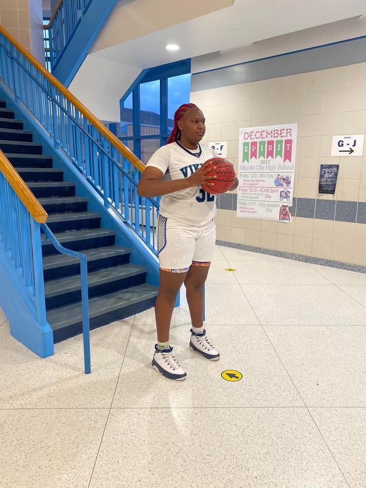 LL_Bknowin's tweet photo. Senior Year #32LikeMagic @yo_thats_cea βΉπ½ββοΈ https://t.co/Bso7e0YwtT