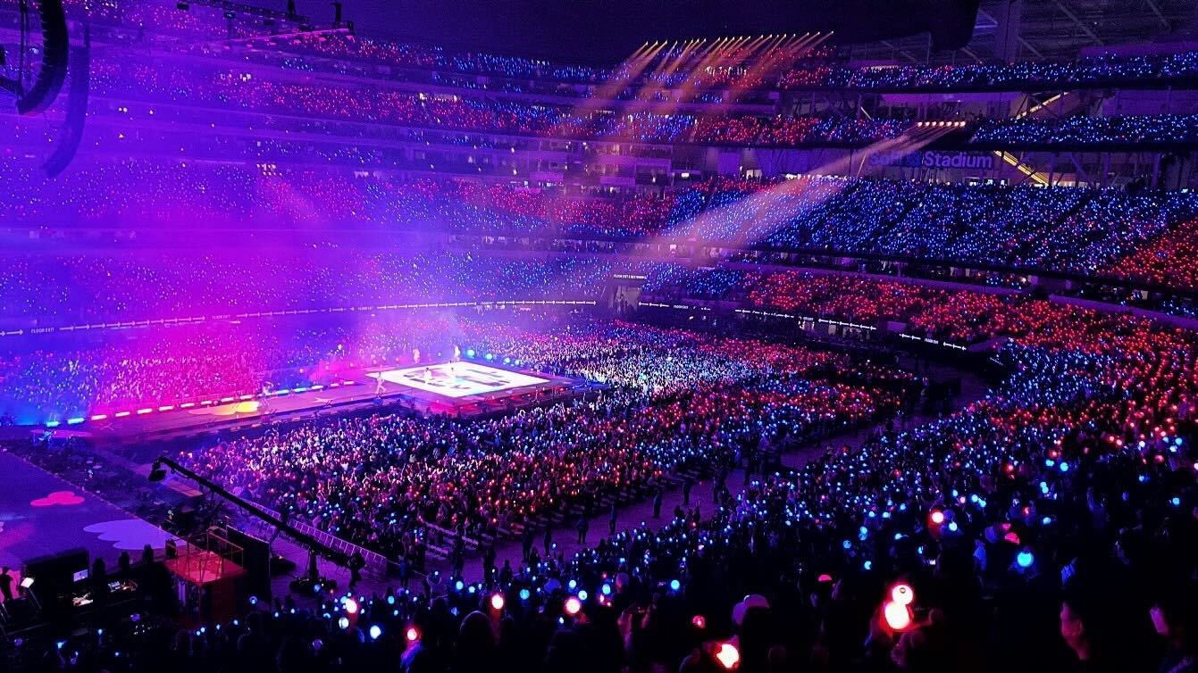Concierto masivo de BTS con miles de fans en el estadio