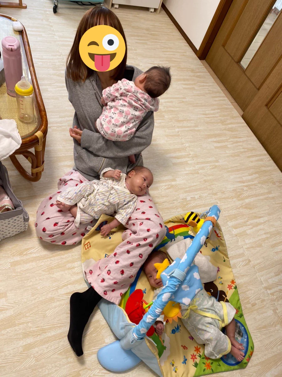 [三つ子の子育ての現実]手、足使わないと間に合わない！