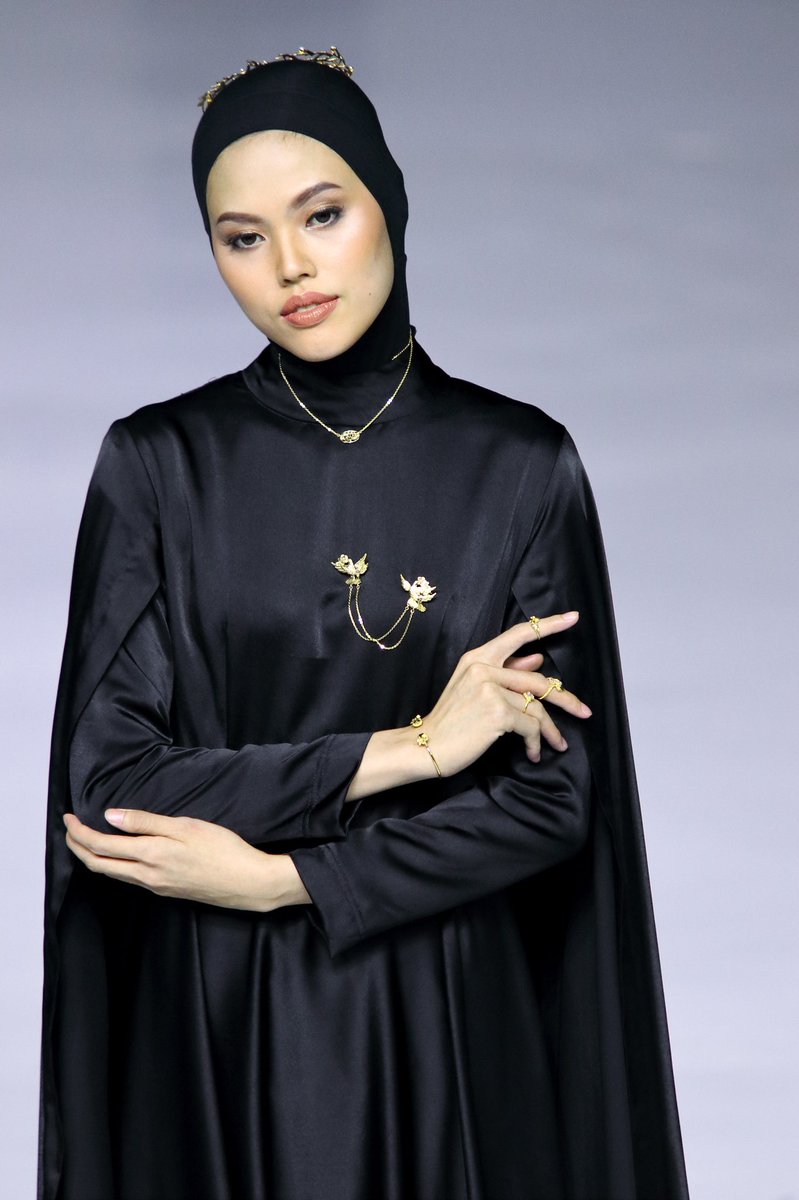 jmfwofficial's tweet photo. On a quest to create and celebrate Indoensian beauty, Tulola presents their exclusive jewelry that everyone can see masterpieces come to life. Photo by Honda Tranggono and Muhammad Zaki.

#JakartaMuslimFashionWeek
#JMFW
#EmbracingJMFW
#Throwback https://t.co/05mUflbhXI