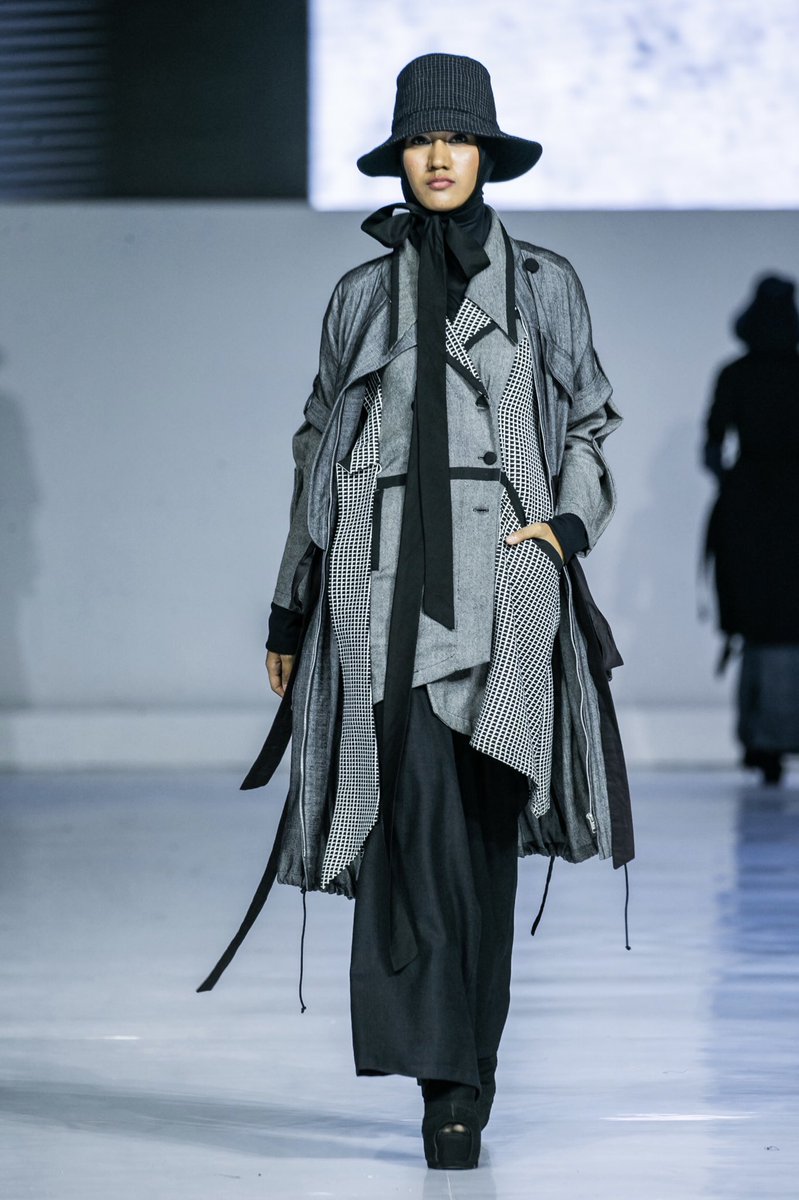 jmfwofficial's tweet photo. Sofie presents her modest and trendy styles, comes in neutral colors. Photo by Honda Tranggono and Muhammad Zaki.

Curios for more looks and details? find out on our Pinterest @JMFWOfficial 

#EmbracingJMFW
#JakartaMuslimFashionWeek
#JMFW
#Throwback https://t.co/hVyJLPcHiY