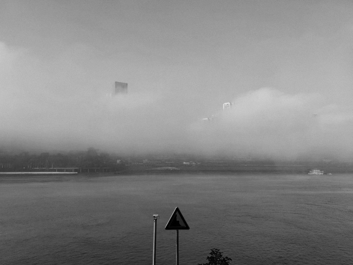 yunyan221's tweet photo. This is a foggy city, this is a mountain city, and this is a place that is not very suitable for running and racing. In Chongqing. https://t.co/Nd4WQwPGJc