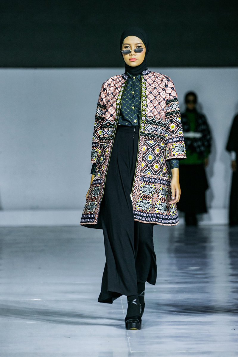 jmfwofficial's tweet photo. For Embracing Jakarta Muslim Fashion Week, VIVI ZUBEDI presents her collection, Le VZ Monogram. It showcases elegant and formal looks. Photo by Honda Tranggono and Muhammad Zaki.

#EmbracingJMFW
#JakartaMuslimFashionWeek
#JMFW
#EmbracingJMFW https://t.co/cHSteVpkDn