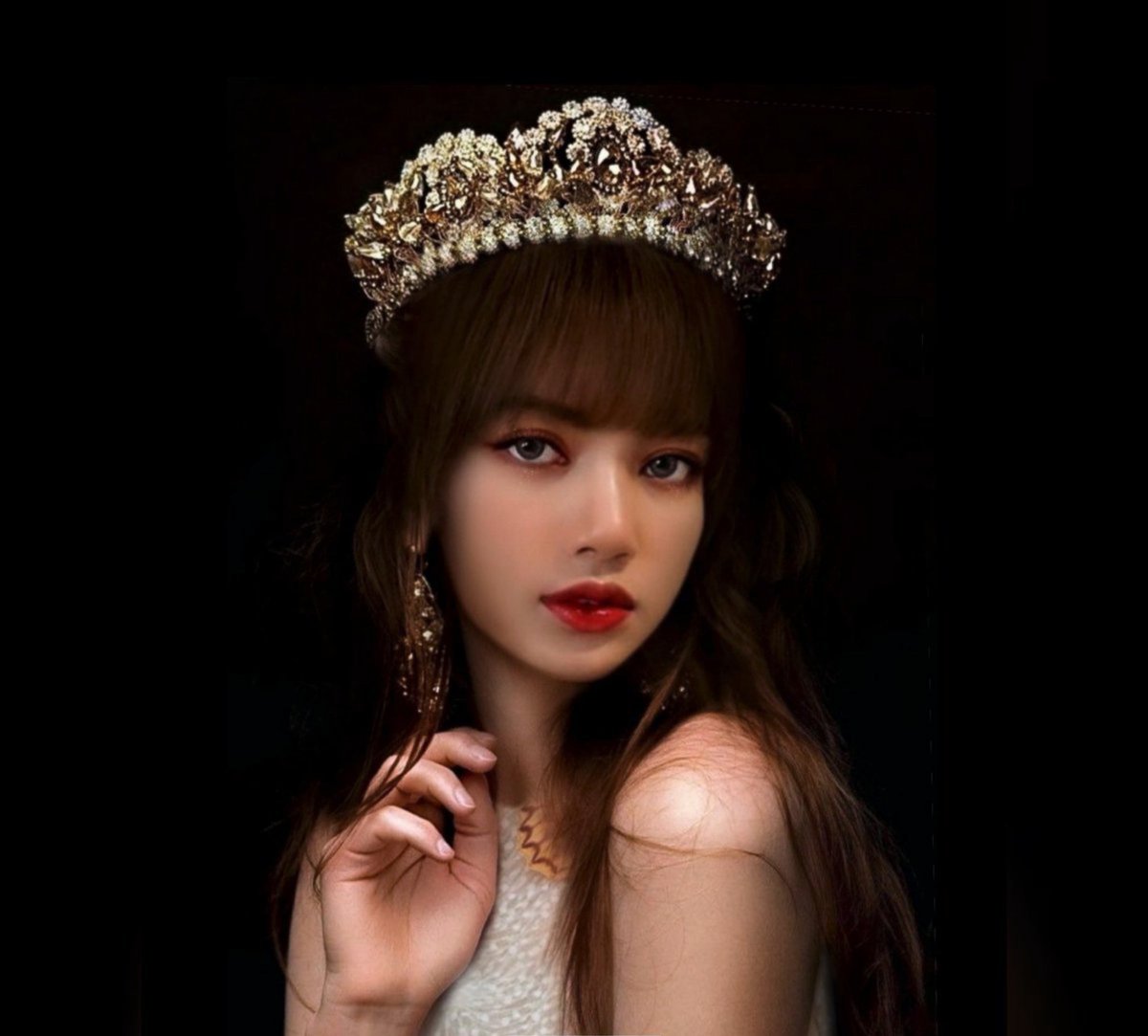 лалиса манобан в короне. Lisa queen. Lalisa photobook. Blackpink на троне. Lisa blackpink королева.