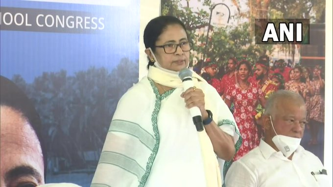 ANI's tweet photo. Due to health issues, Maharashtra CM Uddhav Thackeray won't be meeting West Bengal Chief Minister Mamata Banerjee during her two-day visit to Mumbai. She has earlier announced that she will be meeting CM over several issues: Shiv Sena

(File pic) https://t.co/Y8oySH3YjZ