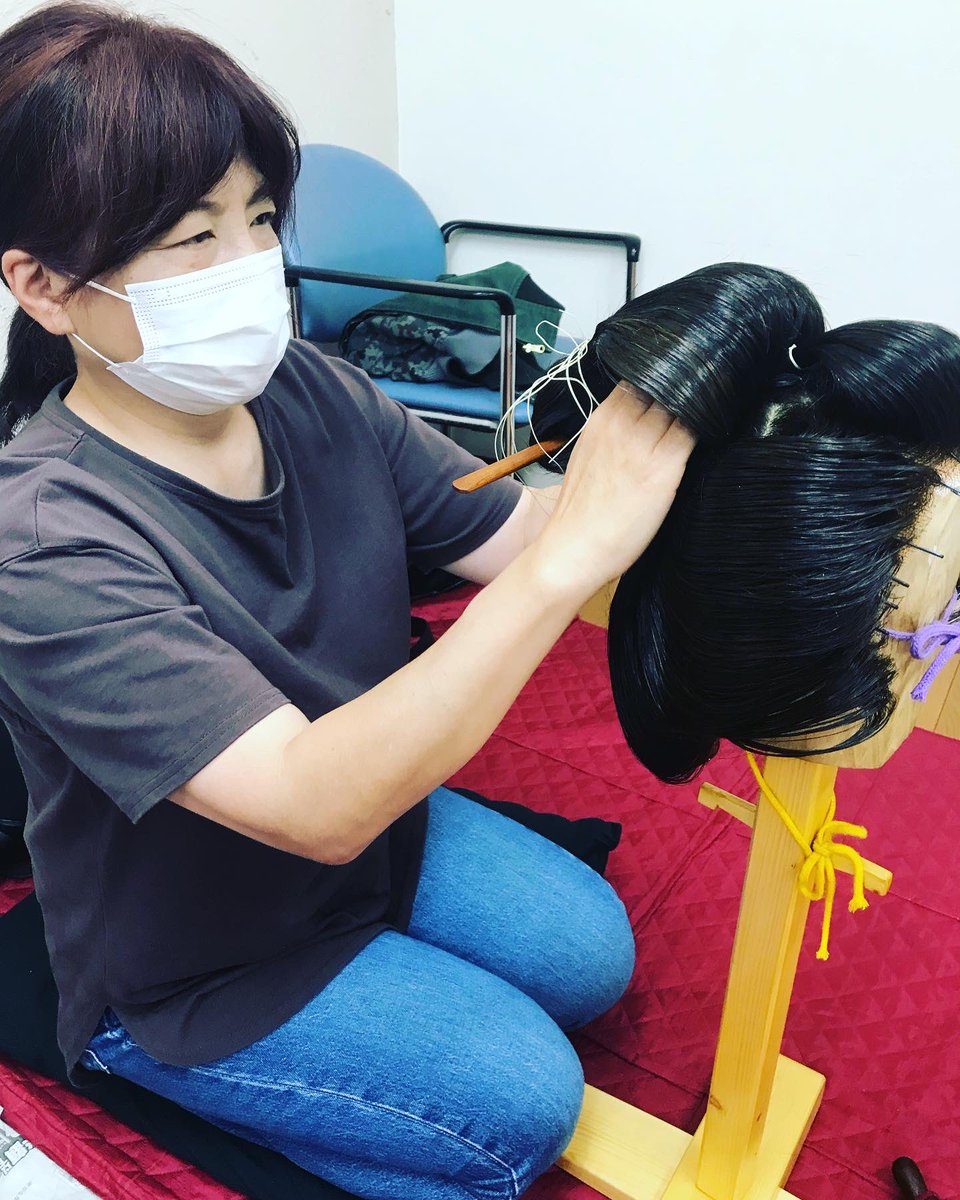 SakkouS's tweet photo. 月曜日の日本髪研究会の様子。先輩の生徒が隣の生徒に、指導してくれている様子で。人数制限、換気、マスクなど、コロナに気をつけながら進めました。 https://t.co/OUYXyRxhTM