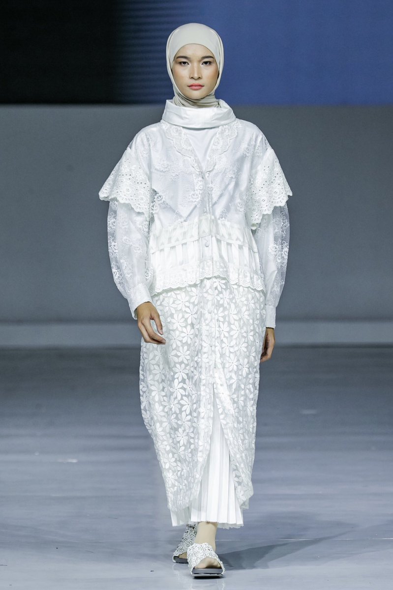 jmfwofficial's tweet photo. IKYK X TOTON proudly present their special capsule collection, consists of romantic modest pieces, with a TOTON aesthetic infused into IKYK DNA.

Find out more looks on our Pinterest.

#JakartaMuslimFashionWeek
#JMFW
#EmbracingJMFW
#Throwback https://t.co/O9BljdN2r5