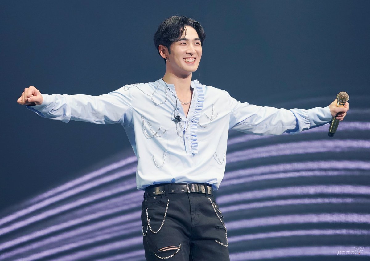 KBH950721's tweet photo. 211128 NU'EST CONCERT 
＜THE BLACK＞  DAY 3

🌹 영원히 내내 어여뻐라
( ◠‿◠ ˙) Rollin' Rollin' Rollin' Rollin' 
Rollin' Rollin' Rollin' Rollin' ( ◠‿◠ ˙)
( ◠‿◠ ˙) Rollin' Rollin' Rollin' Rollin' 

#뉴이스트 #NUEST
#강동호 #백호 #BAEKHO #姜東昊 https://t.co/dGxxCGV8EC