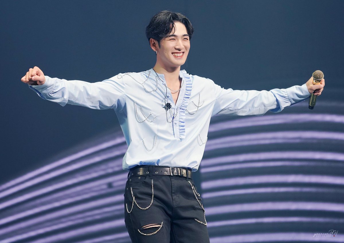 KBH950721's tweet photo. 211128 NU'EST CONCERT 
＜THE BLACK＞  DAY 3

🌹 영원히 내내 어여뻐라
( ◠‿◠ ˙) Rollin' Rollin' Rollin' Rollin' 
Rollin' Rollin' Rollin' Rollin' ( ◠‿◠ ˙)
( ◠‿◠ ˙) Rollin' Rollin' Rollin' Rollin' 

#뉴이스트 #NUEST
#강동호 #백호 #BAEKHO #姜東昊 https://t.co/dGxxCGV8EC