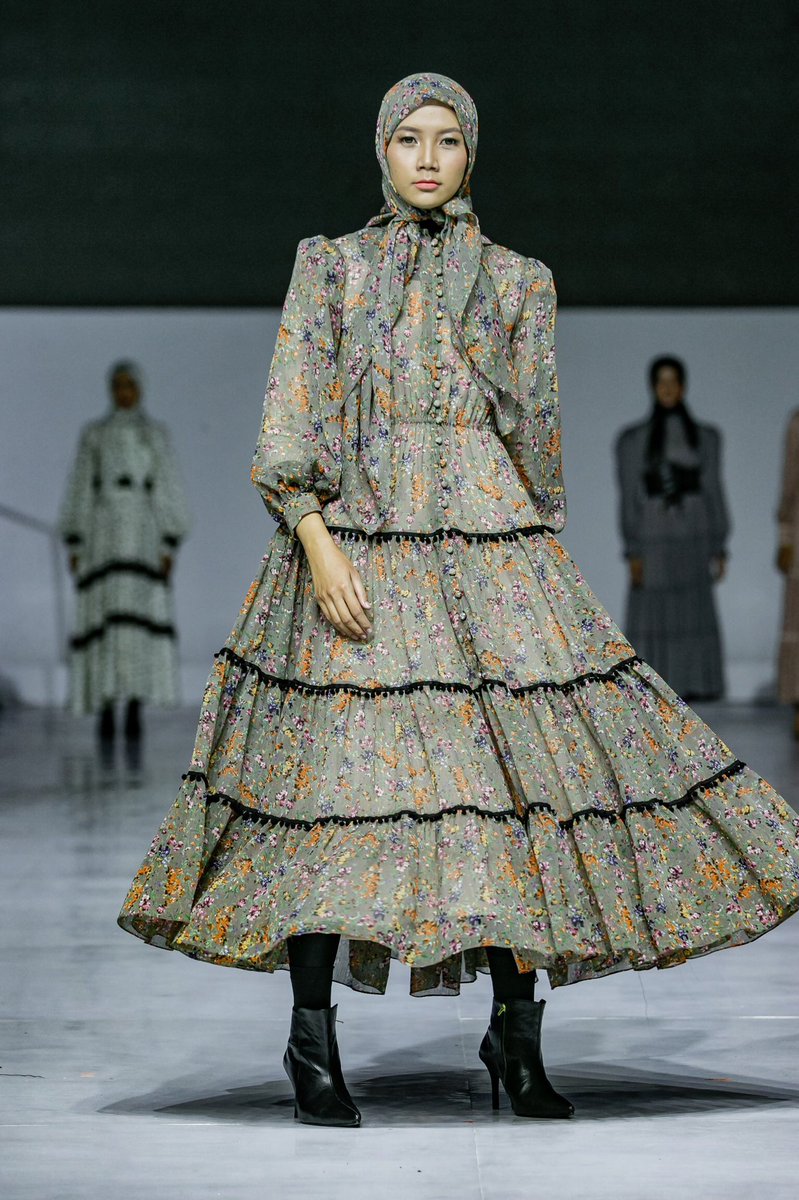 jmfwofficial's tweet photo. A detailed look of Barli Asmara’s appearance at Embracing Jakarta Muslim Fashion Week. Everyone will look stunning wearing its dress collection. Photo by Honda Tranggono and Muhammad Zaki.

#JakartaMuslimFashionWeek
#JMFW
#EmbracingJMFW
#Throwback https://t.co/Nai5vRBJIE