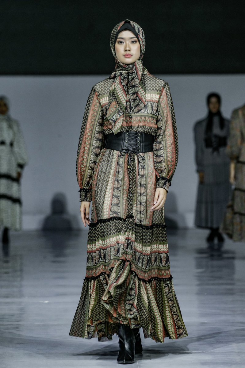 jmfwofficial's tweet photo. A detailed look of Barli Asmara’s appearance at Embracing Jakarta Muslim Fashion Week. Everyone will look stunning wearing its dress collection. Photo by Honda Tranggono and Muhammad Zaki.

#JakartaMuslimFashionWeek
#JMFW
#EmbracingJMFW
#Throwback https://t.co/Nai5vRBJIE
