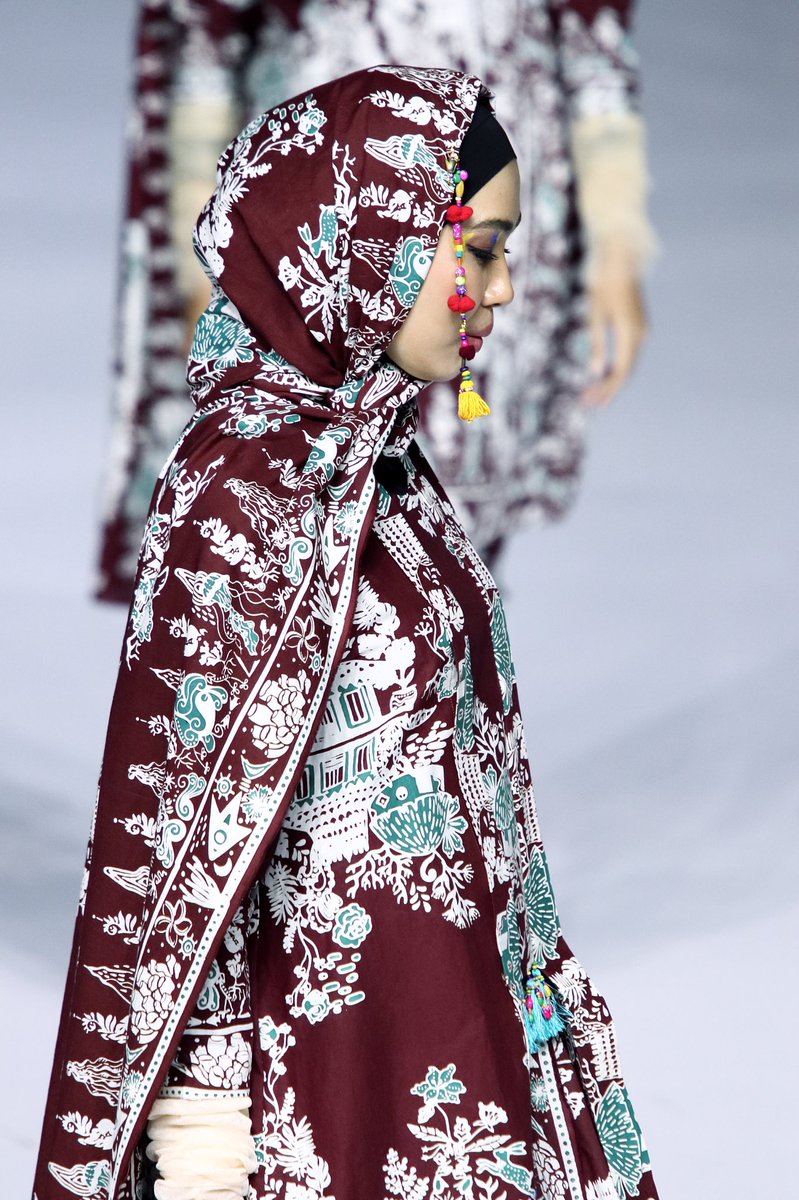 jmfwofficial's tweet photo. During a pandemic, life stories are conveyed through motifs, patterns, and colors from the four ecosystem series selected by HAPPA by Mel Ahyar, consisting of sea, land, air, and space series.

#JakartaMuslimFashionWeek
#EmbracingJMFW
#Throwback
#JMFW https://t.co/SxDODiVRYo