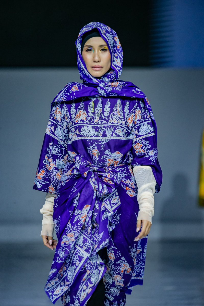 jmfwofficial's tweet photo. During a pandemic, life stories are conveyed through motifs, patterns, and colors from the four ecosystem series selected by HAPPA by Mel Ahyar, consisting of sea, land, air, and space series.

#JakartaMuslimFashionWeek
#EmbracingJMFW
#Throwback
#JMFW https://t.co/SxDODiVRYo