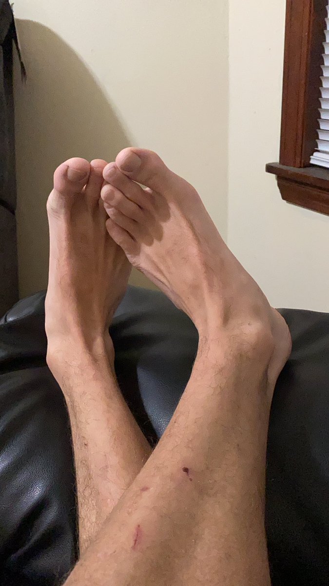 addictedmindz's tweet photo. Long day at work… who wants to rub my feet? https://t.co/DozvDz0aps