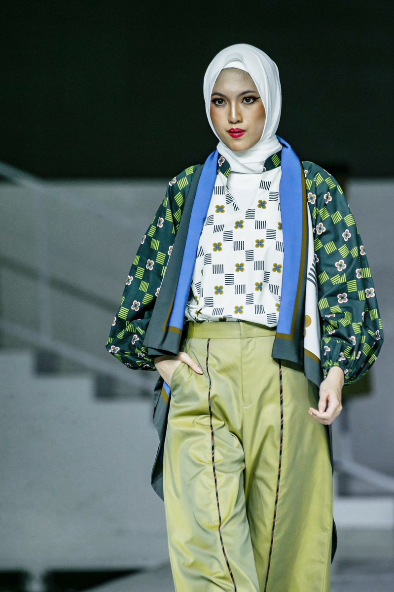 jmfwofficial's tweet photo. The details in Bateeq collection, which was a trendy style with perdominantly green. Photo by Muhammad Zaki and Honda Tranggono.

#JakartaMuslimFashionWeek
#EmbracingJMFW
#JMFW
#Throwback https://t.co/2PblUyB5rR