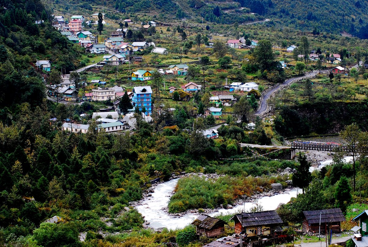 TourMyIndiaa's tweet photo. Embrace the snow-capped mountains of a 'small pass' called Lachung,the gorgeous handicraft markets clubbed with the most beautiful landscapes, the pristine valleys and waterfalls will sometime take you to unknown destinations &amp; the Apple Orchards will always blow your heart away. https://t.co/FKwKLJNrBu