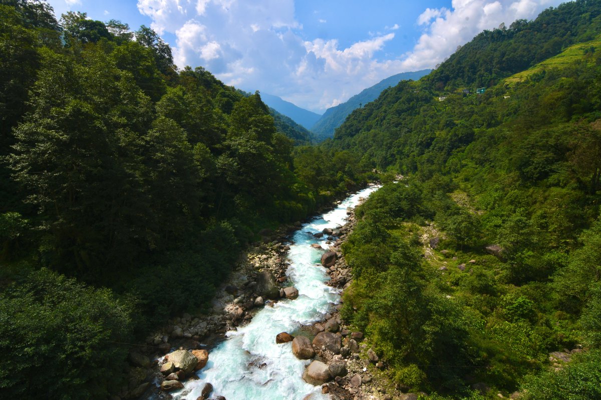 TourMyIndiaa's tweet photo. Embrace the snow-capped mountains of a 'small pass' called Lachung,the gorgeous handicraft markets clubbed with the most beautiful landscapes, the pristine valleys and waterfalls will sometime take you to unknown destinations &amp; the Apple Orchards will always blow your heart away. https://t.co/FKwKLJNrBu