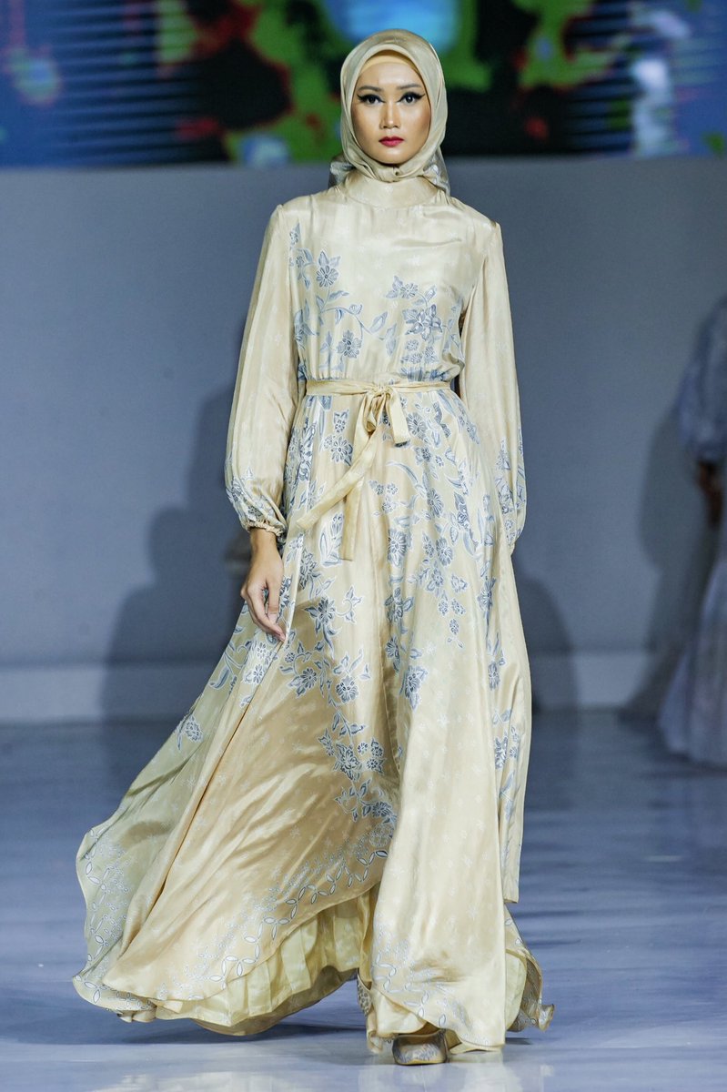 jmfwofficial's tweet photo. Khanaan presents her spring/summer collection 2021. This collection showcases a fashionable trendy style in neutral colors. Photo by Muhammad Zaki and Honda Tranggono.

Kindly check our Pinterest for more looks.

#EmbracingJMFW
#Throwback
#JakartaMuslimFashionWeek
#JMFW https://t.co/hdzjuhtAkk