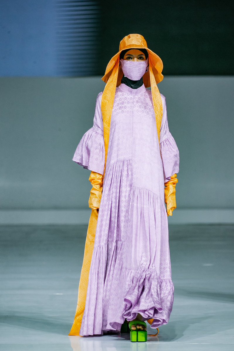 jmfwofficial's tweet photo. A closer look of Dian Pelangi’s collection, Chroma. Chroma comes with full of happy colors like a burning spirit. Photo by Muhammad Zaki and Honda Tranggono.

Check our Pinterest for more details and looks, link in bio.

#EmbracingJMFW
#Throwback
#JakartaMuslimFashionWeek
#JMFW https://t.co/acv5a02BqK