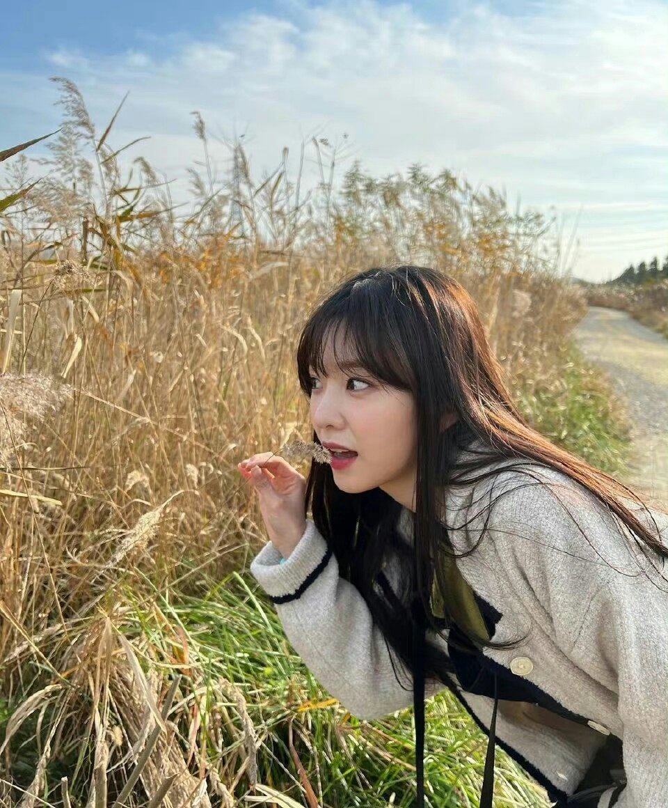 VotingRedVelve1's tweet photo. #裴珠泫 #배주현 #아이린 #Irene
211130 | Irene Update Daily Photo 4P
A beautiful girl with her head down and smile in the sun~
Sister Pei is in good condition!
https://t.co/s9y2zlMSrW
One vote a day. Vote for #RedVelvet !! https://t.co/qgvxxmlube