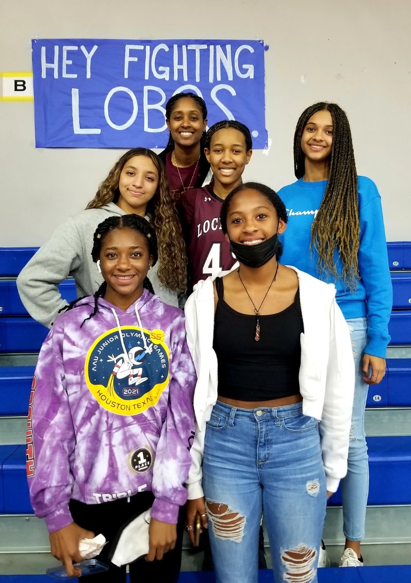 Rakaia42Walker's tweet image. When your @stat_pro teammates all go to another school but still come out to support! Much love for my teammates &amp;amp; coaches!💙

Also, thanks bestie @emmab2578 for making it out as well!❤

So glad we came away with the WIN!! 🦁🏀 @Lockhart_GBB
#STATElite #Family #Sisters