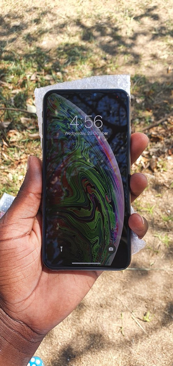 ___tamuka's tweet photo. Iphone XS Max
256 GB
Battery: 90%
Clean as new
$600.00 https://t.co/MhRzgjqM0k