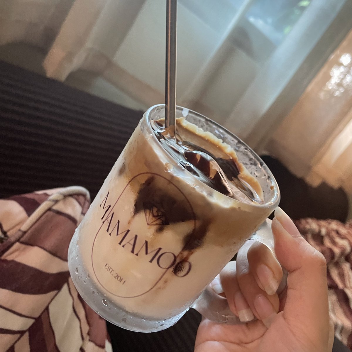 moonjeii's tweet photo. these Mamamoo mugs are hella pretty https://t.co/kUVIKQxSc3