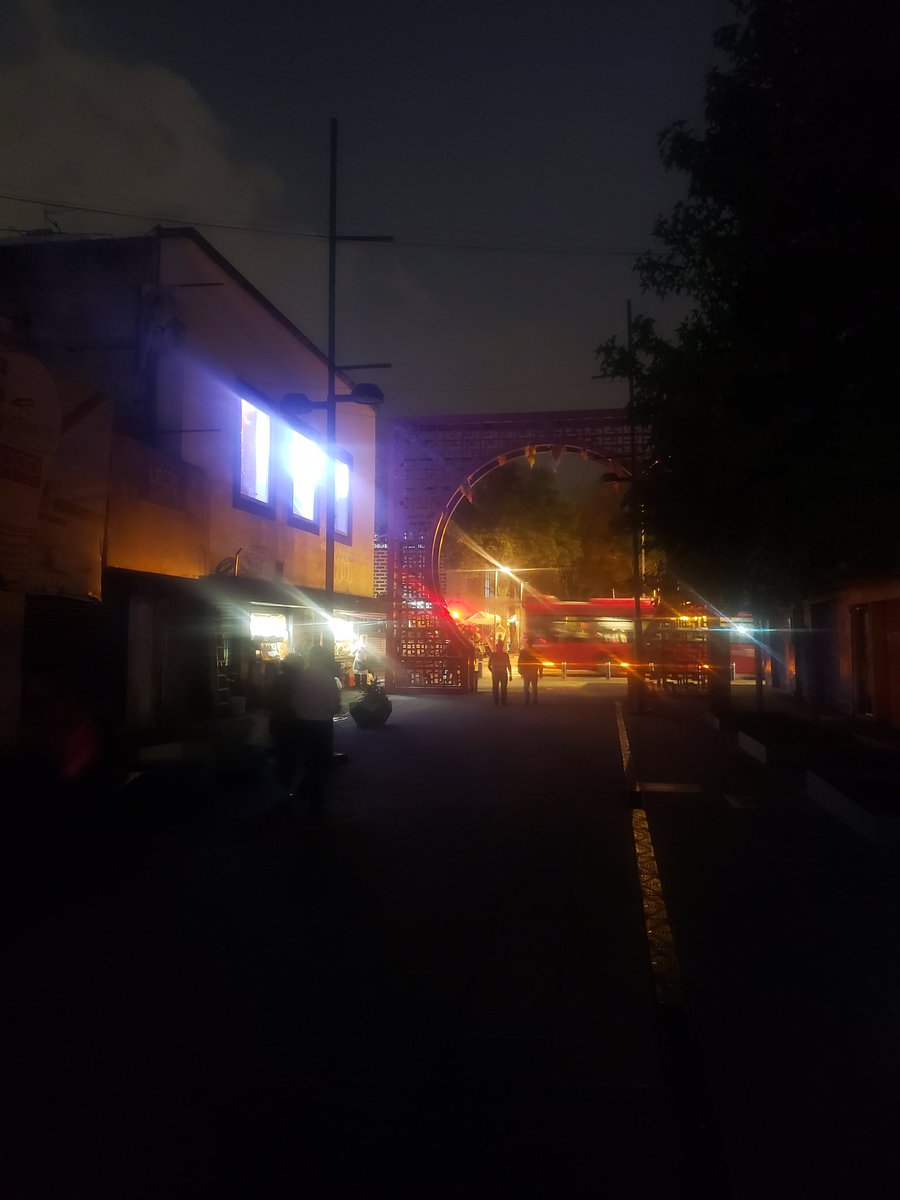 veroxdalis's tweet photo. .@072CDMX @AlcCuauhtemocp @GobCDMX @Centro_CDMX  @C5_CDMX  NO HAY ALUMBRADO PÚBLICO calle Dolores desde art 123 hasta Ayuntamiento, se funde cada 3 días  @locatel_mx   @DuniaLudlow @UCS_GCDMXp https://t.co/XTCEq9Vj5H https://t.co/FnMO1Fgawz