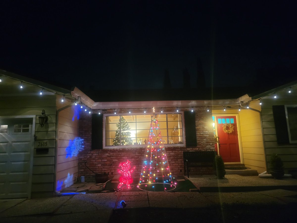 ChristinaFo's tweet photo. It's Christmas Time!! 🎄
Should we do the white lights?  Red &amp; green? Or blue &amp; green?? @AtomiSmart 💡 https://t.co/kE9gCAbCKq