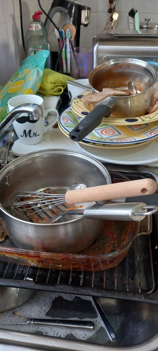 gracefully_brok's tweet image. Hi 👋 
#mynameisjames

Could someone please go and help my Wife do the washing up as I'm gigging up North at the moment and she banging on WhatsApp about the au pear 🍐 not showing up because she cutting a French geezers hairs..

🙄🙄
Am totally in doghouse now !!😭😭😭

Cheers